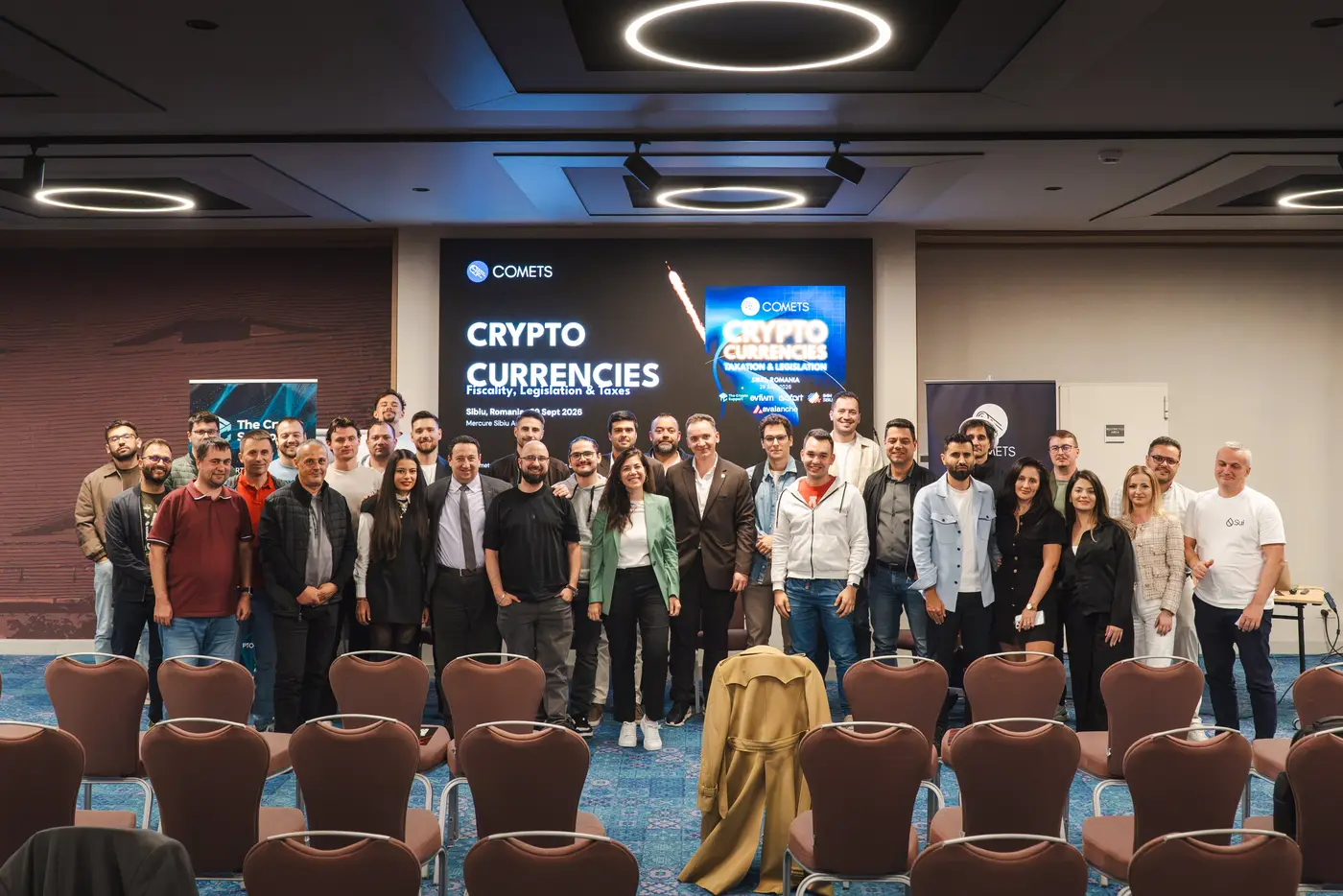 Fotografia de grup cu speakerii și participanții, la finalul serii.